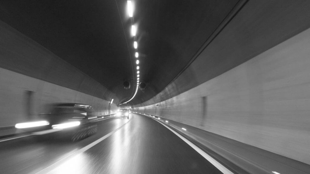 Autofahrt durch Tunnel - lange Verschlusszeit