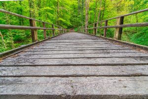 Holzbrücke über die Steinach