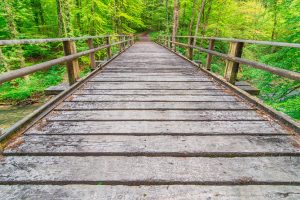 Holzbrücke über die Steinach