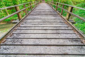 Holzbrücke über die Steinach