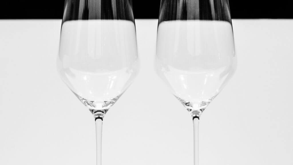 Weingläser in Schaufenster