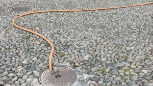 Kabel auf Kopfsteinpflaster - unterschiedliche Perspektiven
