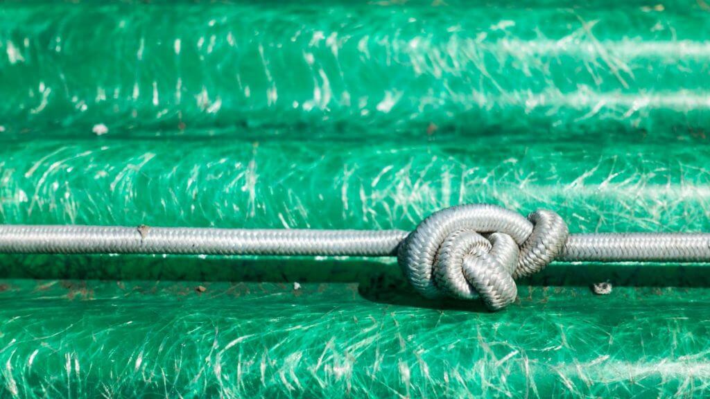 Strick und Knoten am Bootssteg