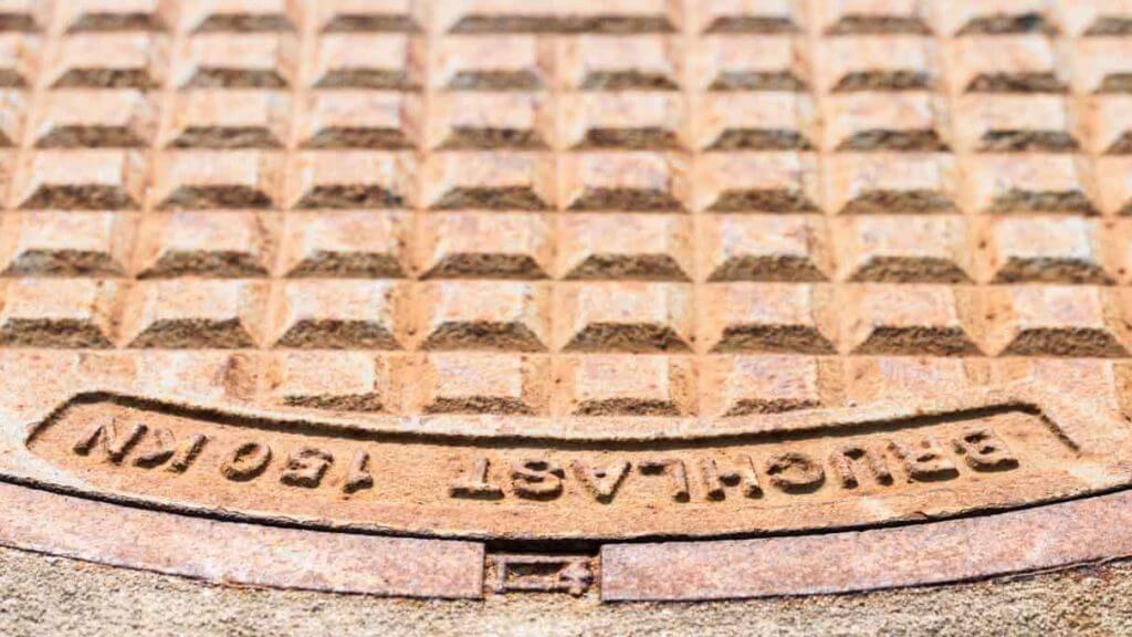 rostiger Schachtdeckel - Zahn der Zeit