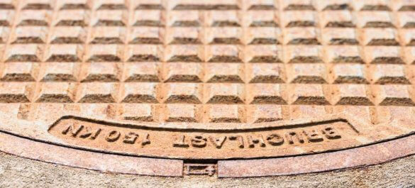 rostiger Schachtdeckel - Zahn der Zeit