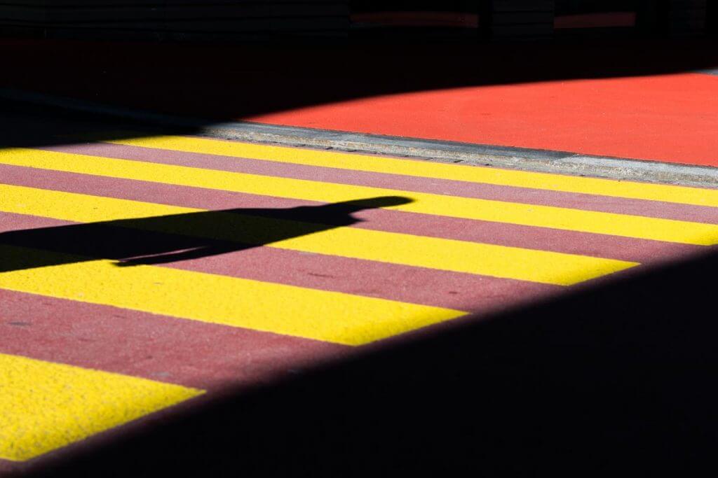 Schatten auf Fussgängerstreifen