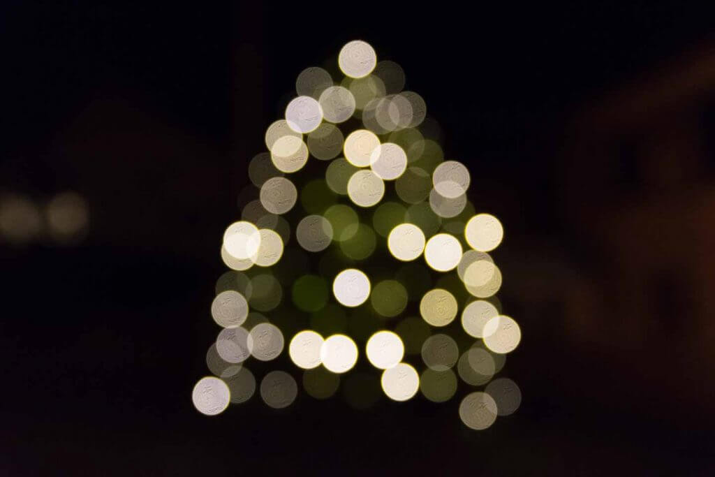 Weihnachtsbaum mit Bokeh-Effekt