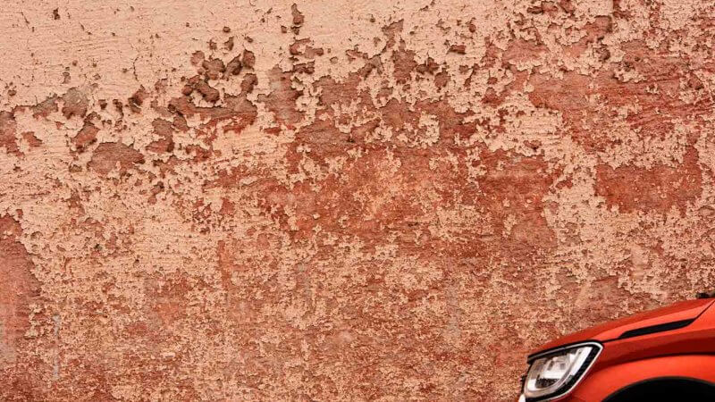 Monochrome Farben Auto vor verwitterter Fassade