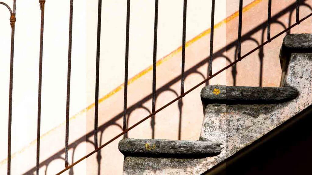 Treppe an Tessiner Haus korrekt belichtet Belichtungskorrektur