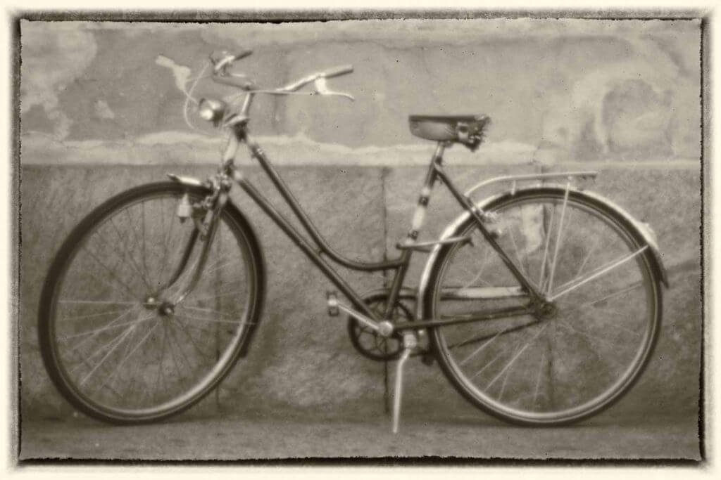 Fahrrad in der Altstadt von Locarno - Camera obscura Lochkamera