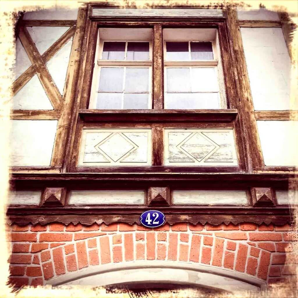 Hausfassade mit Hausnummer