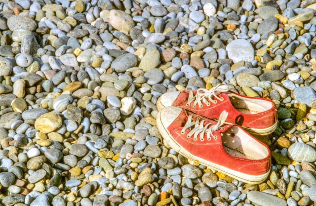 Vergessene Schuhe am Strand