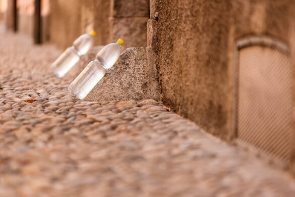 Petflaschen in einer Gasse