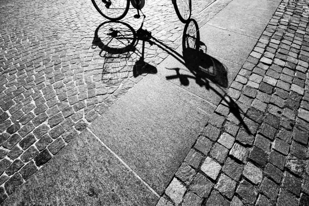 lange Schatten - tiefstehende Lichtquellen - Schatten eines Fahrrades
