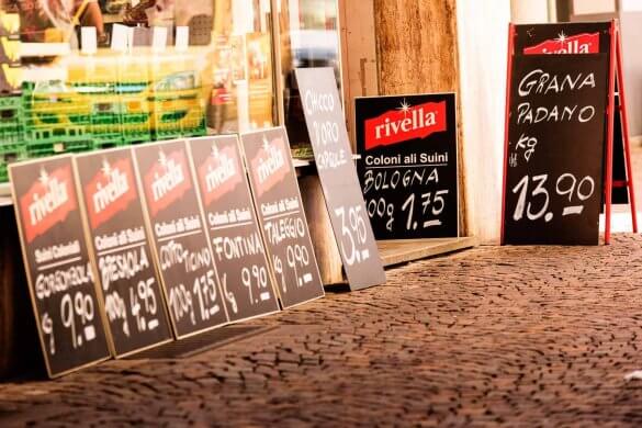 In der Altstadtgasse von Locarno - Bildrauschen mit KI entfernen