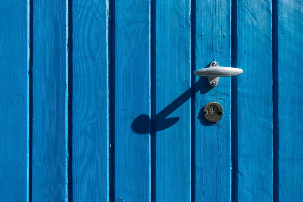 Licht und Schatten fotografieren - Garagentor - Schattenspiele