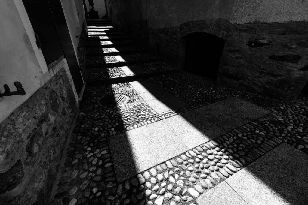 Licht und Schatten fotografieren - Streiflicht durch die Gasse