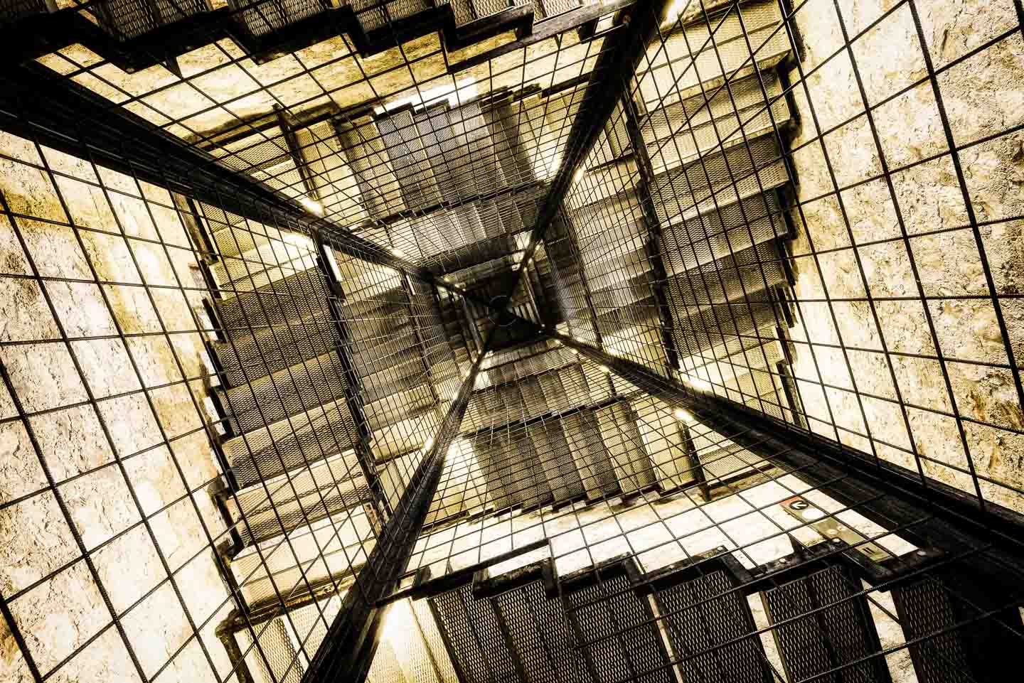 Fernauslöser Kamera, Froschperspektive mittelalterlicher Turm