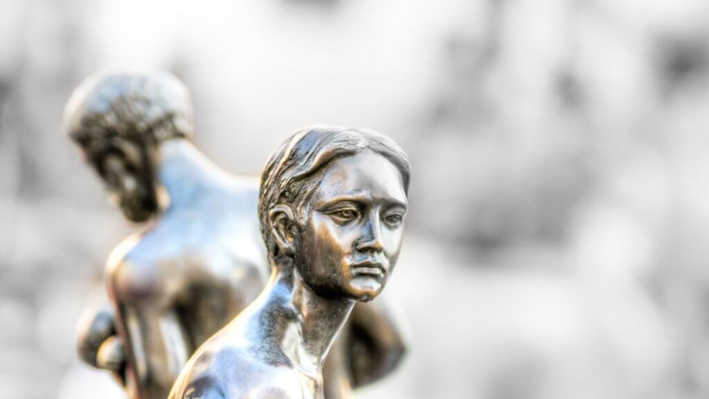 Statuen auf einem Markt