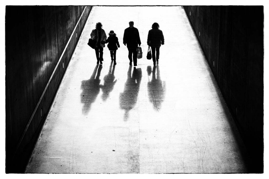 Dynamikumfang richtig messen - Passanten beim Bahnhof