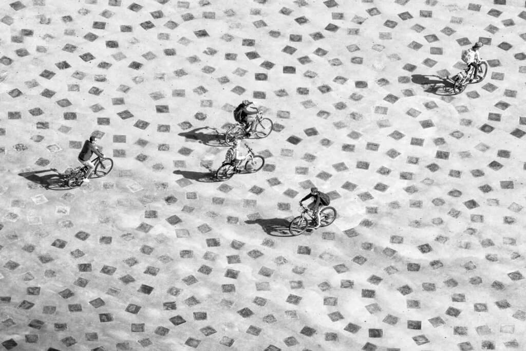 Vogelperspektive - Radfahrer auf Piazza publico