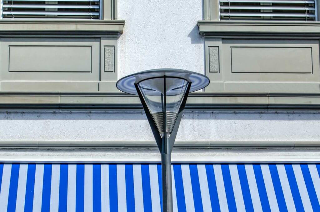 Die Farbe Blau harmoniert mit Grauton