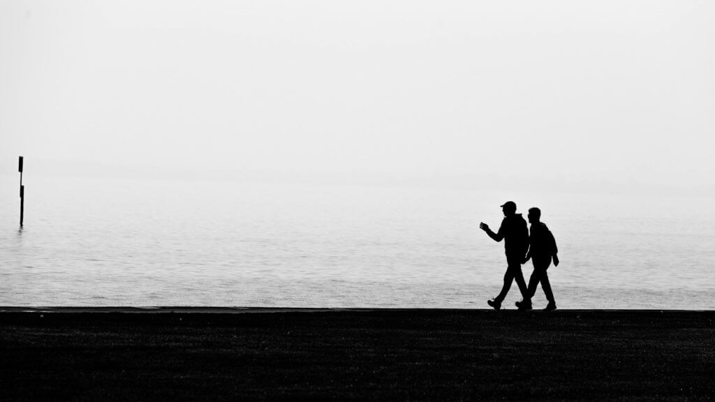 Silhouetten am Seeufer