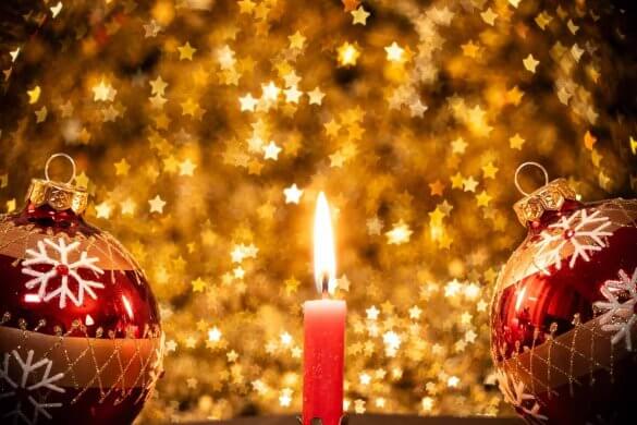 Weihnachtsdekoration mit Bokeh Schablonen fotografieren