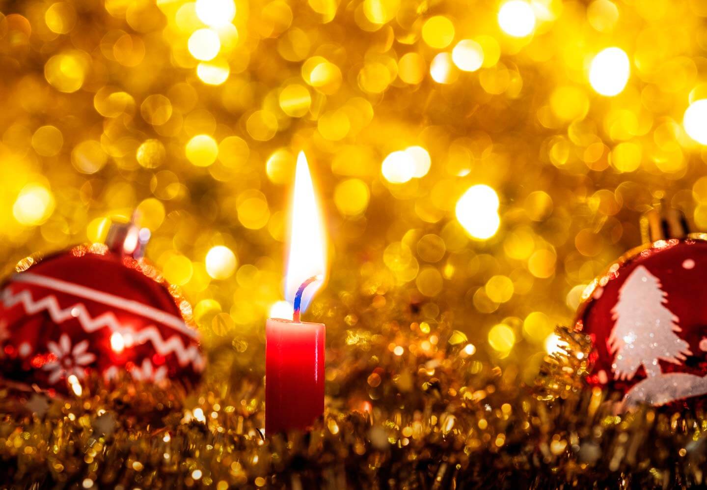 Kerzenlicht fotografieren mit Weihnachtskugeln