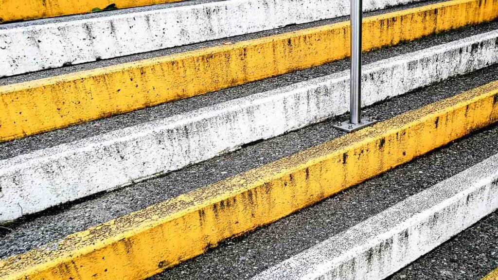 Die 10 besten Fototipps - Treppe mit farbigen Markierungen