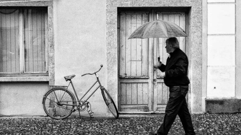 Streetfotografie Piazza Sant' Antonio Fahrrad und Passant