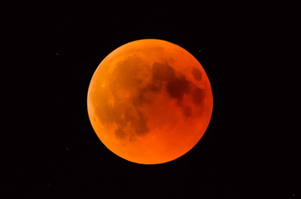Blutmond 2018 – starker Bildausschnitt bei hoher Auflösung Blutmond 2018 als Bildausschnitt einer Aufnahme mit Nikon D7000 und 900 mm Brennweite