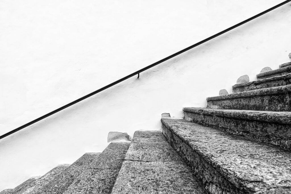 Schuhperspektive auf Treppe