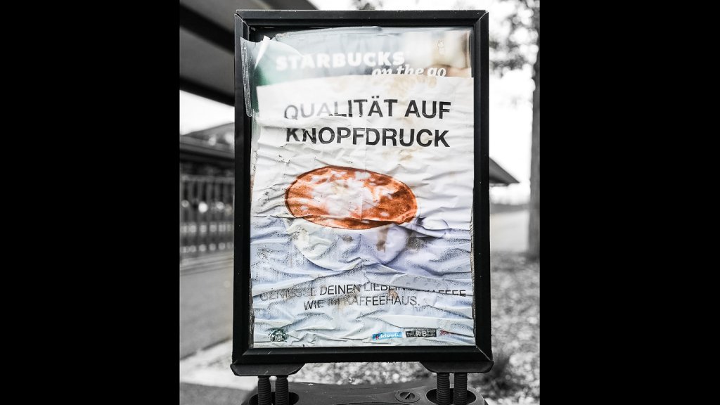 Qualität auf Knopfdruck, verwittertes Plakat am Bahnhof