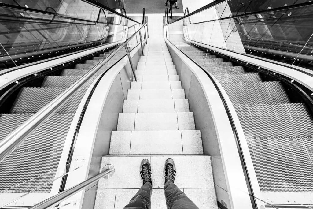 Streetfotografie Symmetrien fotografieren Rolltreppe