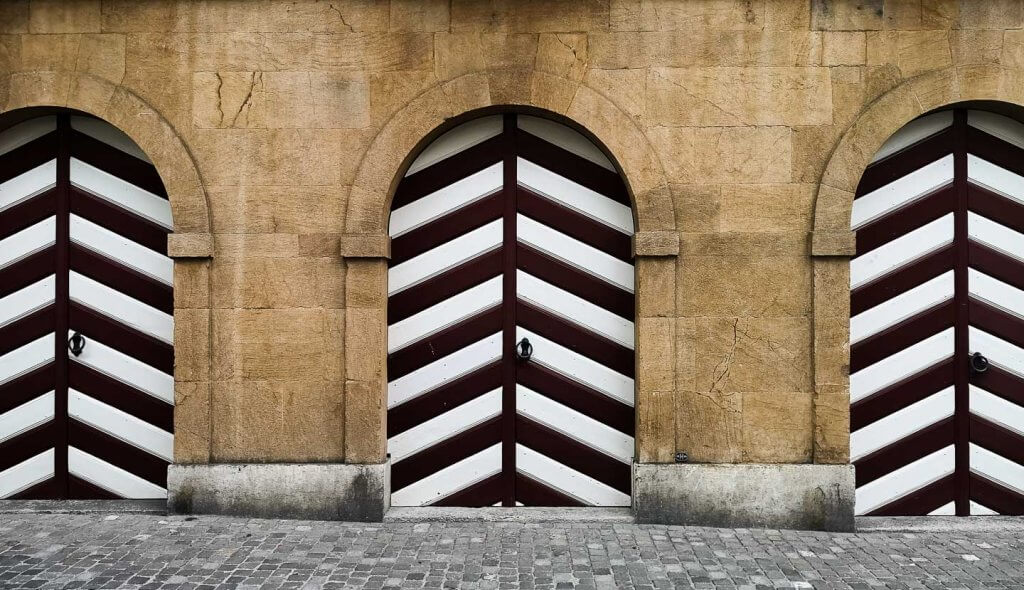 Tore an altem Gebäude in Murten BE - Symmetrien fotografieren
