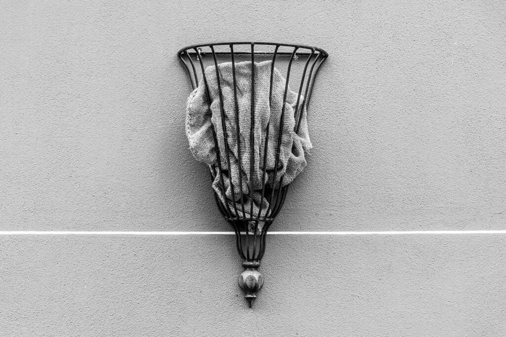 Dekoration an Hausmauer - nicht ganz symmetrisch