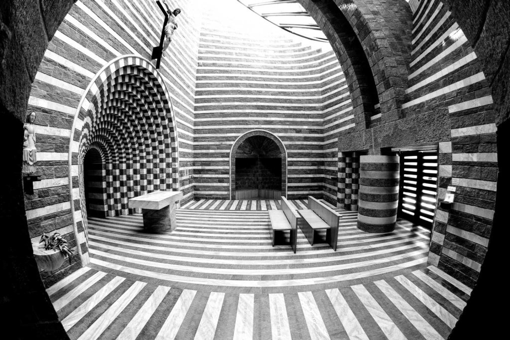 Kirche in Mogno mit Fisheye nahe am Motiv - viel auf dem Bild