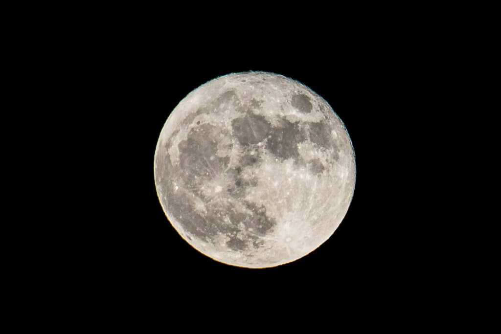 Ausschnitt Vollmond RAW-Foto in Lightroom bearbeitet Ausschnitt Vollmond RAW-Foto in Lightroom bearbeitet