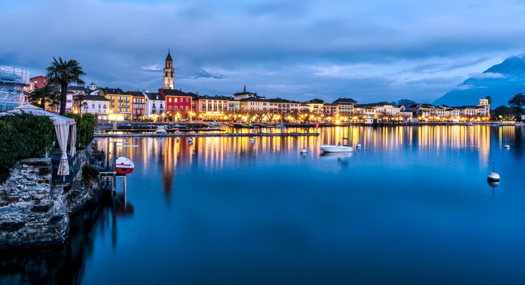 Weitwinkel Aufnahme mit 24 mm Brennweite zur Blauen Stunde in Ascona