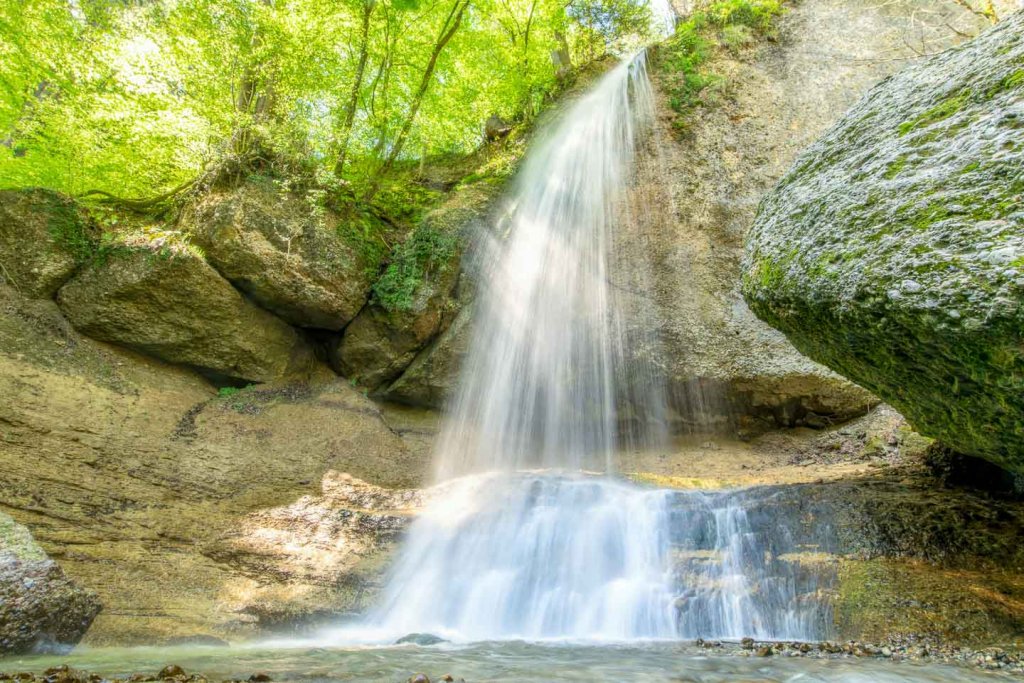 Längere Verschlusszeit bei Wasserfällen mit sichtbaren Fliessspuren Längere Verschlusszeit bei Wasserfällen mit sichtbaren Fliessspuren