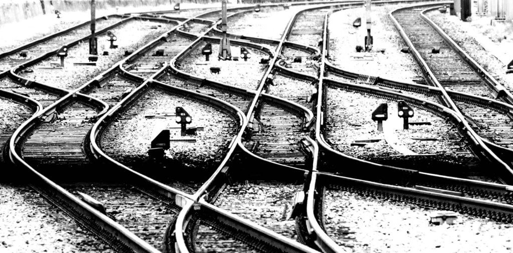 Bahngleise und Weichen in Schwarzweiss Schwarzweissfoto eines Bahnhofs mit zahlreichen Weichen und sich verzweigenden Bahngleisen.
