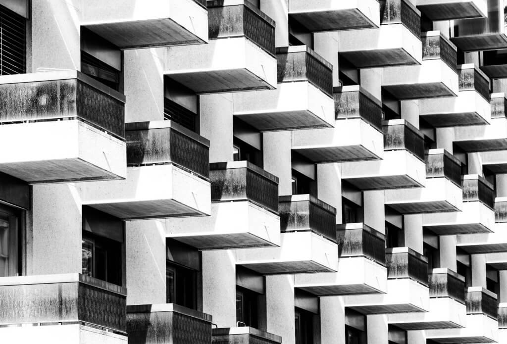 Geometrische Gebäudefassade in Schwarzweiss Schwarzweissfoto einer modernen Gebäudefassade mit sich wiederholenden Balkonen und geometrischen Formen.