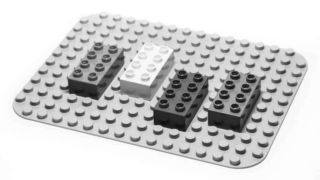 Standard-Schwarzweissumwandlung in Lightroom Standard-Schwarzweissumwandlung eines farbigen LEGO-Motivs in Lightroom.