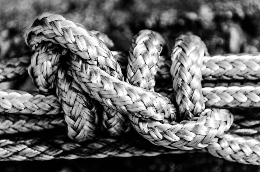 Schiffsknoten – Strukturen wirken in Schwarzweiss besonders eindrucksvoll Schiffsknoten mit markanter Seilstruktur als Detailaufnahme in der Schwarzweissfotografie.