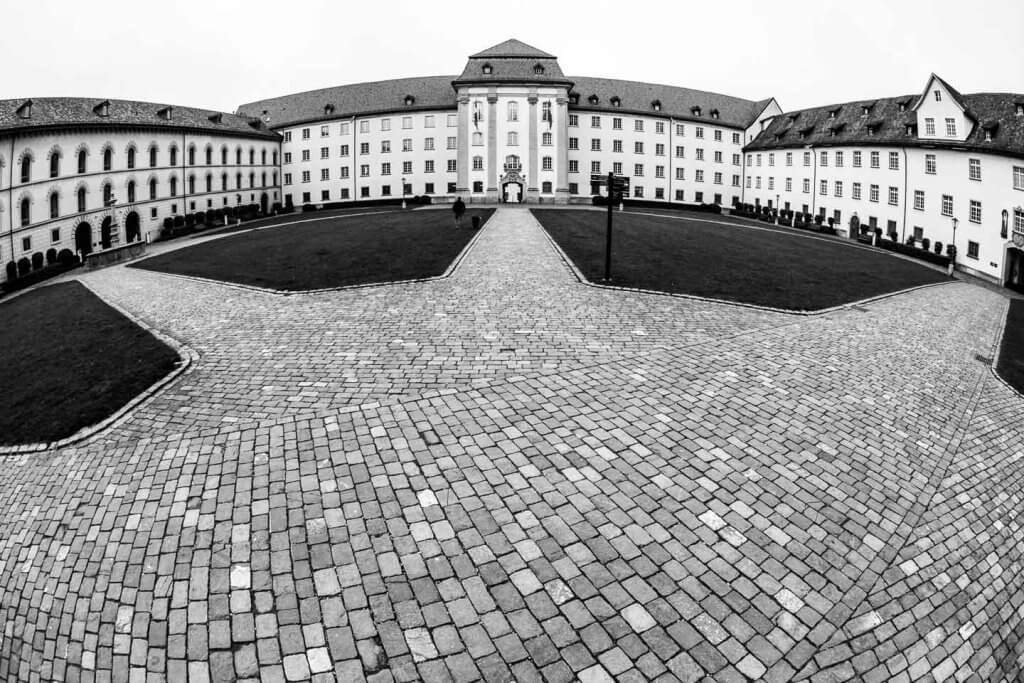 Architektur wirkt in Schwarzweiss durch Linien und Symmetrie. Symmetrische Klosteranlage als Schwarzweissaufnahme mit markanter Architektur.