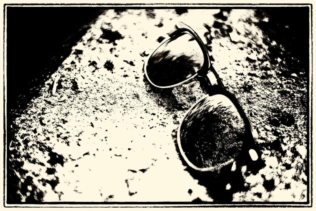 Hohe Kontraste erzeugen eine grafische Schwarzweissaufnahme. Sonnenbrille als kontrastreiches Schwarzweissmotiv mit starker grafischer Wirkung.